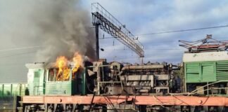 РФ вдарила по локомотиву на Харківщині, є поранені