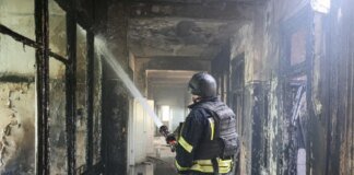 російські війська обстріляли лікарню у Херсоні, загинув медик