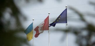 У Вишневому під Києвом триває пожежа після ракетного удару рф, евакуюють людей – Зеленський