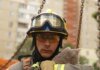 "Є місце для добра". У Києві врятували кота з пошкодженої квартири після обстрілу рф
