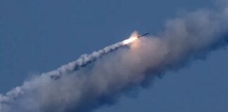 У Києві пролунала серія вибухів під час атаки балістичними ракетами, працює ППО