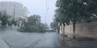 Одесу накрила потужна злива: підтоплення, перекриті вулиці та зміна руху транспорту