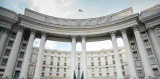 Восьмиметрового сталевого "Фенікса" встановили перед МЗС у Києві, фото