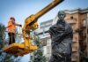 У Києві демонтують захисні конструкції з пам’ятника Лесі Українці