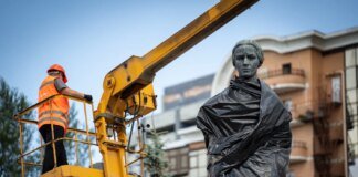У Києві демонтують захисні конструкції з пам’ятника Лесі Українці