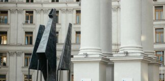 Арт-об’єкт, що пройшов крізь вогонь у США, встановили у Києві (фото)