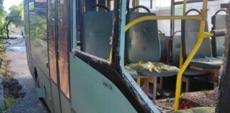 Росіяни атакували маршрутку та зупинку в Херсоні: є поранені