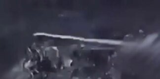 Українські військові показали залишки збитого російського винищувача Су-35