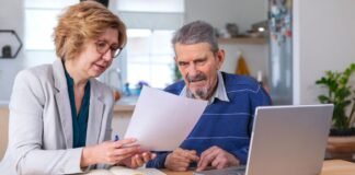 Українці віком 50+ масово повертаються на ринок праці: яких вакансій найбільше