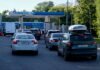 Виховна година на заправці. В РФ вчителів “мобілізували” заспокоювати у чергах водіїв