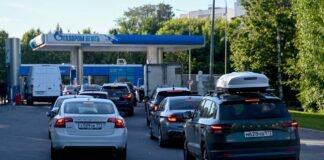 Виховна година на заправці. В РФ вчителів “мобілізували” заспокоювати у чергах водіїв