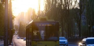 Чи потрібно пропускати маршрутку, яка рушає із зупинки: що насправді вимагають ПДР