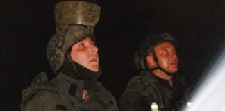 У центрі Києва горить готель після атаки дронів