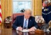 Трамп показав макет нової 100-доларової купюри зі своїм підписом