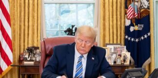 Трамп показав макет нової 100-доларової купюри зі своїм підписом
