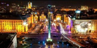 У Києві з-під завалів дістали двох постраждалих, після влучання стався витік аміаку