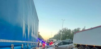 У Києві водій на авто врізався у вантажівку, загинули його дружина і дитина – поліція