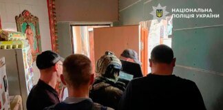 Били ножем та кастетом – затримано двох неповнолітніх, які нападали на жінок на столичному Подолі