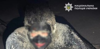 Чоловік у Києві стрибнув у смолу, щоб пограбувати супермаркет, його відмивали 5 годин