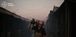 У Києві рятувальники ліквідували наслідки ворожого обстрілу і показали зруйновану "Петрівку"