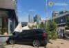 У Києві BMW в'їхала в літню терасу після зіткнення, постраждав водій