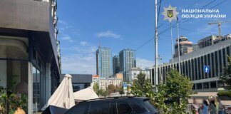 У Києві BMW в'їхала в літню терасу після зіткнення, постраждав водій