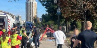 У Києві Volkswagen влетів у зупинку, є загиблі – поліція