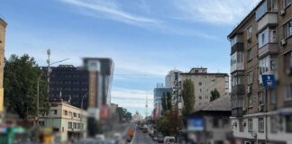 Сильна пожежа перекрила рух на одній з вулиць у Києві