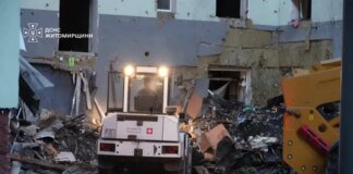 У Житомирі на місці удару РФ тривають аварійно-відновлювальні роботи