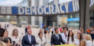 Перед Європейським парламентом розгорнули 30-метровий український стяг