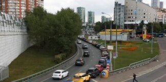 Паливна криза знову дісталася Москви. АЗС обмежили продаж бензину
