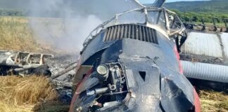 На Сахаліні загорівся літак після аварійної посадки в полі (фото)
