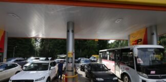 “Бензину нема”: росіяни знову скаржаться на дефіцит, заправки пусті навіть в Москві