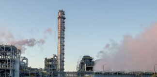 Атака дронів зупинила найбільший нафтохімічний комплекс Росії в Тобольську, – Reuters