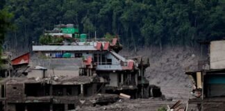 Руйнівна повінь накрила кордон Непалу й Тибету: десятки жертв і сотні зниклих