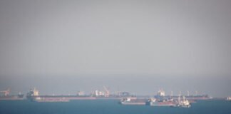 Тіньовий експорт нафти через Ормуз стримує зростання світових цін – Bloomberg