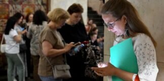У Києві лунають вибухи, на Оболоні палає багатоповерхівка