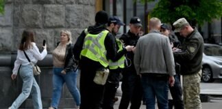 У Тернополі група людей напала на автомобіль ТЦК: постраждали військові