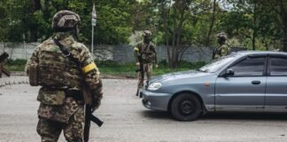 Транспорт ловлять на слух. РФ застосовує нову тактику з дронами на фронті (відео)
