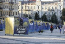 Обличчя тих, хто віддав життя за Україну: у центрі Києва відкрили особливу експозицію